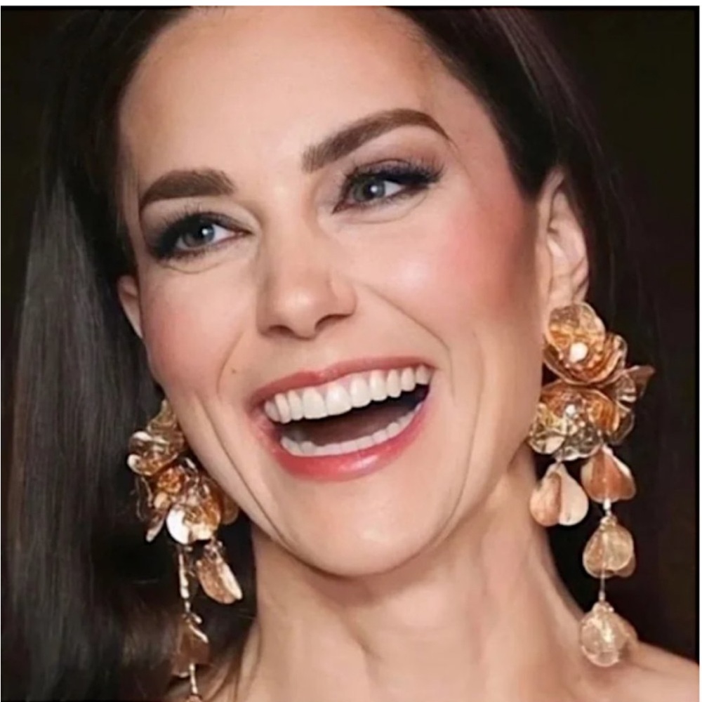 Zara Kate Middleton Gold cascading Floral Drop Earrings - Picture 4 of 8